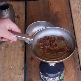 Titánból készült, kristályos felületű kempingtányér