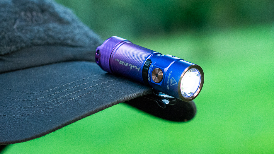 Fenix E18R V2.0 sapkasiltre csíptetve.