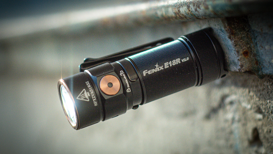 A Fenix E18R V2.0 praktikus mágnessel is rendelkezik.