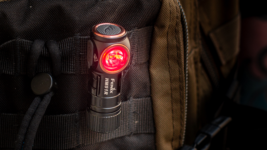 A Fenix HM51R csíptetővel rögzítve és villogóként használva.